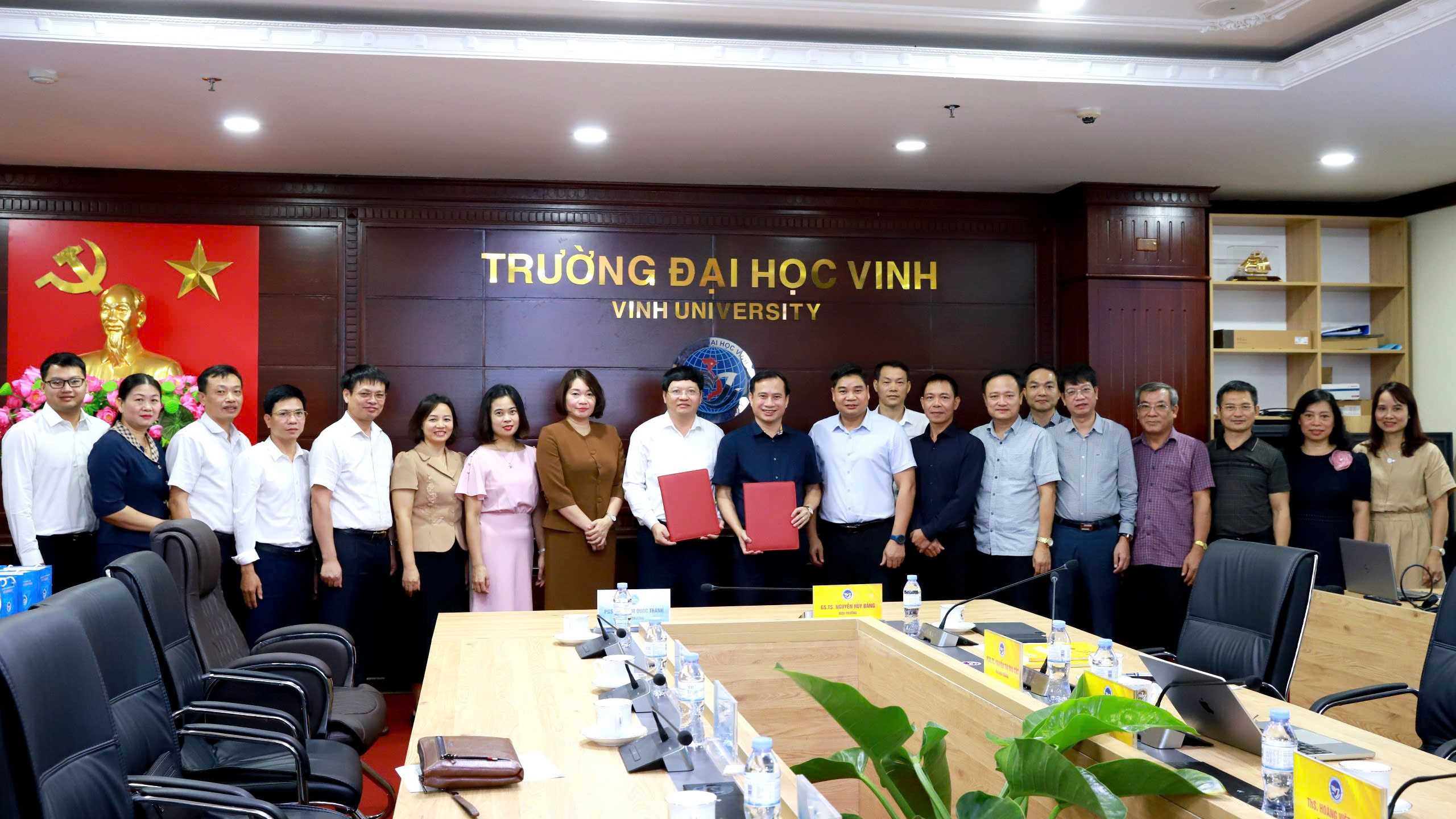 KÝ KẾT BIÊN BẢN GHI NHỚ HỢP TÁC VỚI TRƯỜNG ĐẠI HỌC VINH